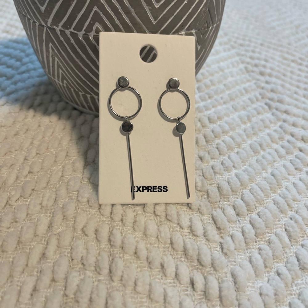 Silver express dangling earrings